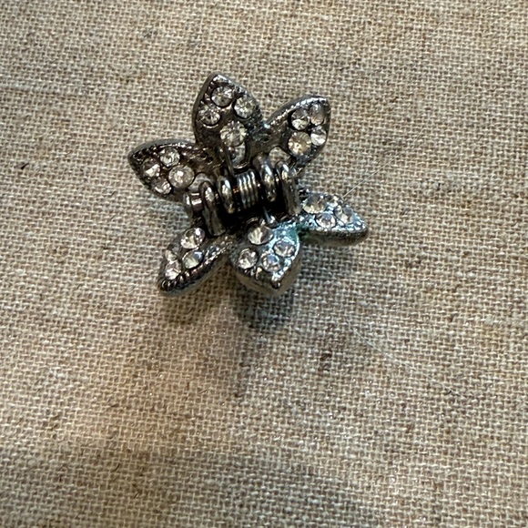 Jewelry - Elegant Silver Floral Hair Clip
